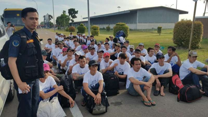 Proses pemulangan ABK asal Vietnam yang kedapatan mencuri ikan di perairan Batam Kepulauan Riau, Rabu (18/1/2017).
