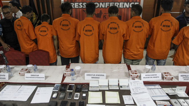 Delapan orang warga negara India dan sejumlah barang bukti diperlihatkan ketika jumpa pers di Kantor Imigrasi Kelas I Jakarta Pusat, Rabu 18 Januari 2017. 