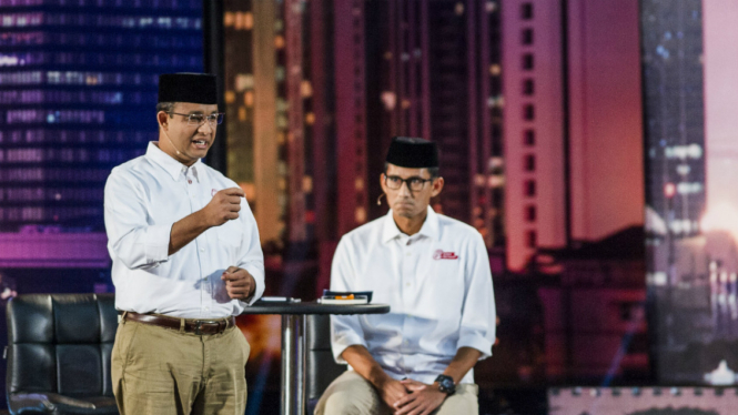 Cagub DKI Jakarta, Anies Baswedan, dan Cawagub Sandiaga Uno saat debat perdana Pilkada pada Jumat, 13 Januari 2017.