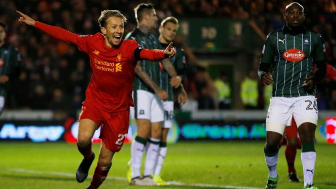 Pemain Liverpool, Lucas Leiva, melakukan selebrasi usai mencetak gol