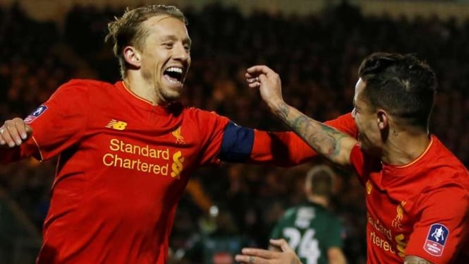 Gelandang Liverpool, Lucas Leiva (kiri), merayakan gol bersama Philippe Coutinho