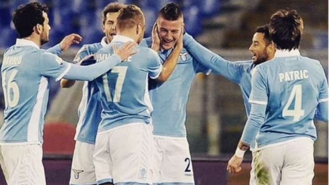 Para pemain Lazio merayakan gol.