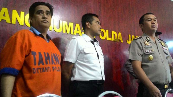 Taat Pribadi alias Dimas Kanjeng (kiri) di Markas Polda Jatim sebelum dibawa ke kantor Kejaksaan Tinggi setempat pada Kamis, 19 Januari 2017.