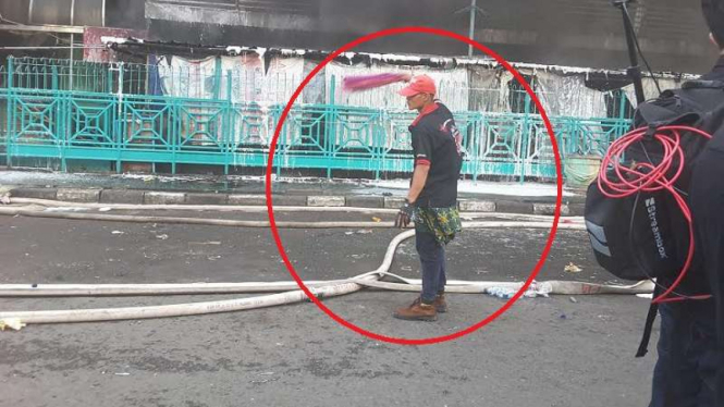 Pria aneh kibaskan selendang ungu di kebakaran Pasar Senen.
