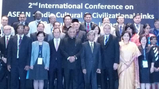 Wakil Menteri Luar Negeri, AM Fachir (empat dari kanan) bersama delegasi India dan ASEAN.