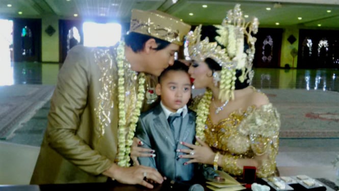 Lucky Hakim dan Tiara Dewi bersama anak.