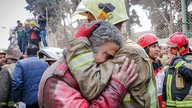 Petugas Pemadam Kebakaran dekat lokasi Gedung Plasco yang runtuh, Teheran, Iran.