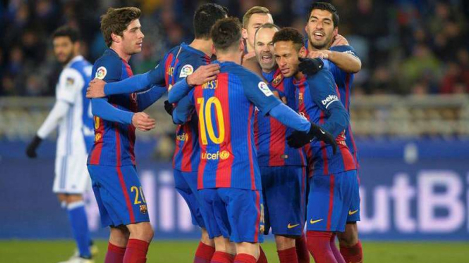 Para pemain Barcelona merayakan gol Neymar ke gawang Real Sociedad