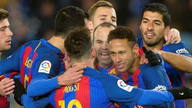 Para pemain Barcelona merayakan gol Neymar.