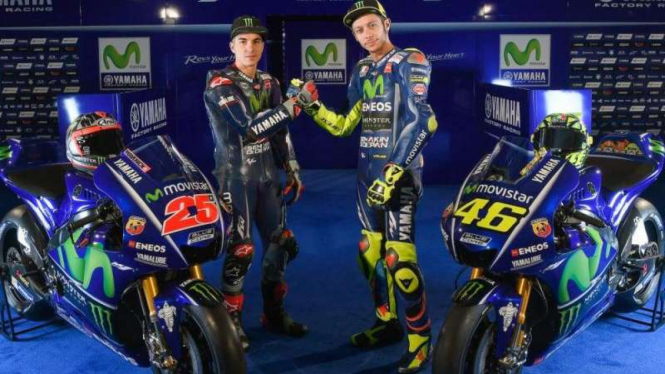 Maverick Vinales dan Valentino Rossi bersama motor anyarnya.