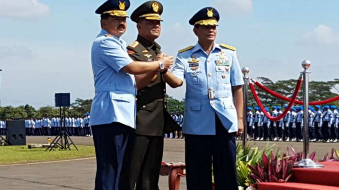 Panglima TNI Jenderal Gatot  Nurmantyo memimpin sertijab Kepala Staf Angkatan Udara (KSAU) dari  Marsekal TNI Agus Supriatna kepada Marsekal TNI Hadi Tjahjanto di Lanud Halim Perdanakusuma, Jumat, 20 Januari 2017.