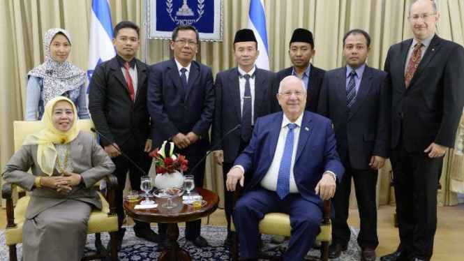 Presiden Israel, Reuven Riflin, bersama delegasi Muslim Indonesia - salah satunya Ketua Komisi Perempuan, Remaja, dan Keluarga MUI, Istibsyaroh.