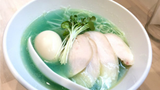 Uniknya Ramen Berkaldu Biru
