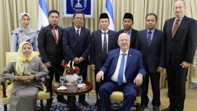 Ketua Komisi Perempuan, Remaja, dan Keluarga Majelis Ulama Indonesia (MUI), Istibsyaroh, bersama delegasi Muslim Indonesia bertemu dengan Presiden Israel, Reuven Rivlin, Rabu lalu.