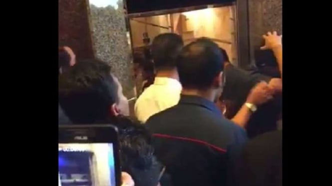 Petugas evakuasi penumpang lift jatuh di Gedung BRI II.