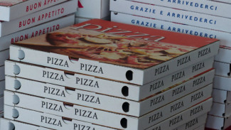 Kreatif, Resto Ini Sulap Kotak Pizza Jadi Meja Kecil