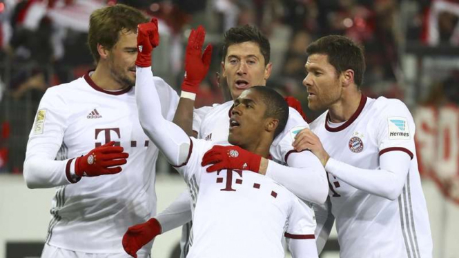Pemain Bayern Munich merayakan gol