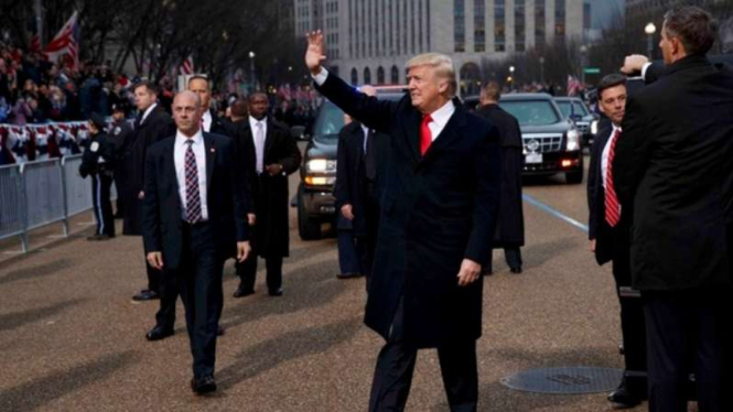 Presiden AS Donald Trump saat parade inaugurasi dari Gedung Capitol ke Gedung Putih.