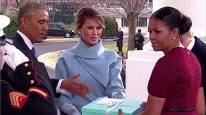 Wajah dingin Michelle Obama (kanan).