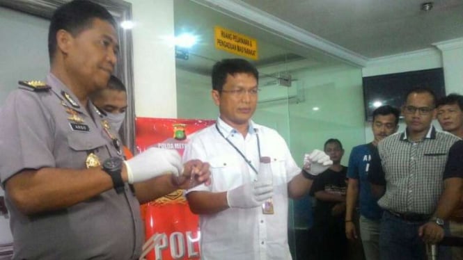 Direktur Reserse Narkoba Polda Metro Jaya, Kombes Nico Afinta (kemeja putih)