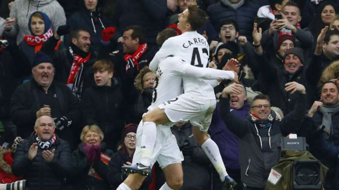 Pemain Swansea City merayakan gol
