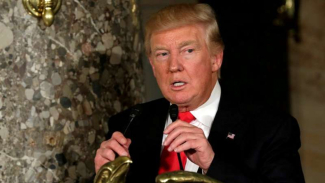 Trump Larang Penumpang dari 8 Negara Bawa Alat Elektronik