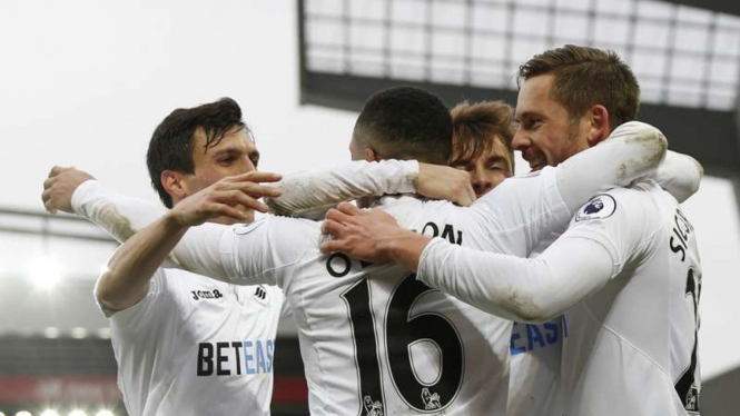 Pemain Swansea City rayakan gol ke gawang Liverpool