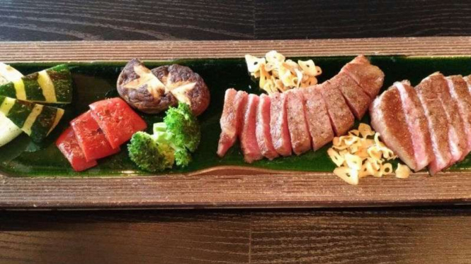 Hidangan daging sapi Matsuzaka A5 (wagyu dengan level tertinggi)