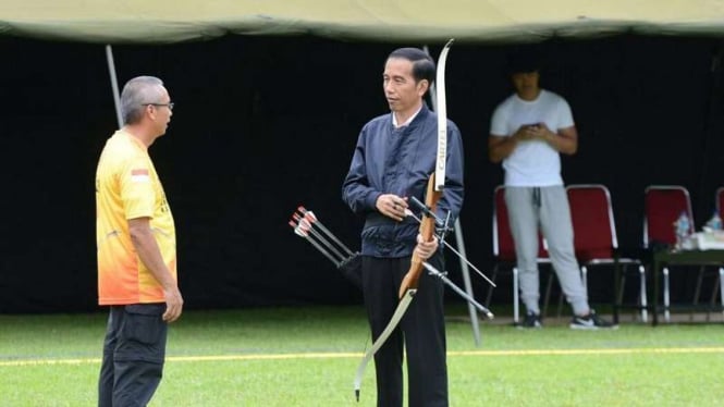 Presiden Jokowi ketika belajar memanah.