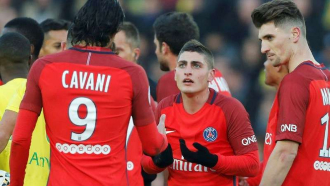Reaksi pemain Paris Saint-Germain, Marco Verratti (tengah), usai dapat kartu kuning