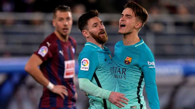 Pemain Barcelona, Lionel Messi dan Denis Suarez merayakan gol ke gawang Eibar.