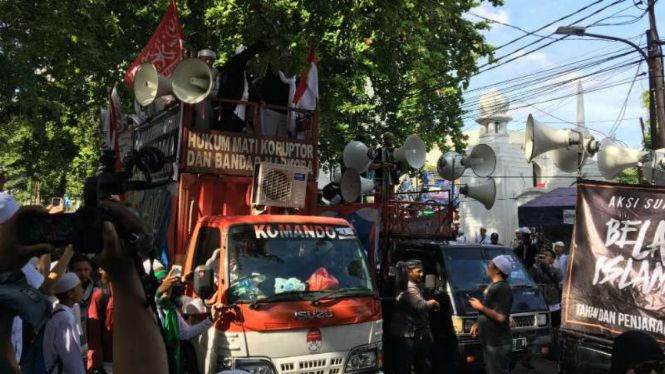 Massa berangkat dari Masjid Al Azhar menuju Polda Metro Jaya