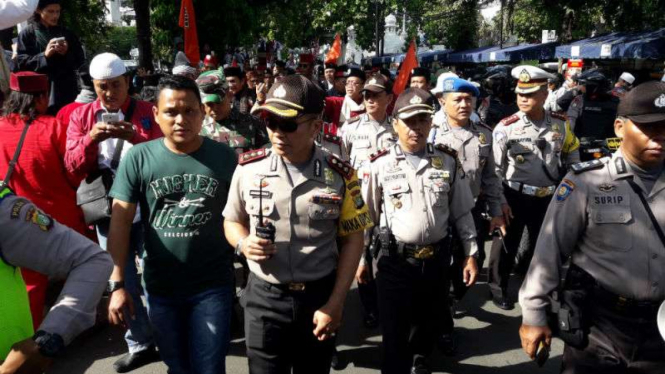 Wakapolres Jakarta Selatan AKBP Johanson Ronald kawal massa Rizieq, 23 Januari 2017.