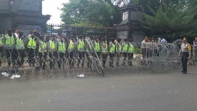 Aparat berjaga di depan Polda Metro Jaya terkait aksi pendukung Rizieq