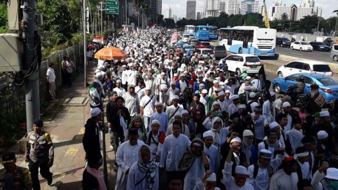 Massa pendukung Rizieq FPI berjalan menuju Polda Metro Jaya, Senin, 23 Januari 2017.