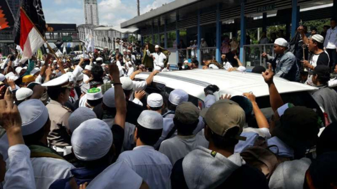 Rizieq Shihab tiba di Polda Metro Jaya, Senin, 23 Januari 2017.