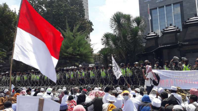 Bendera Merah Putih di tengah massa FPI