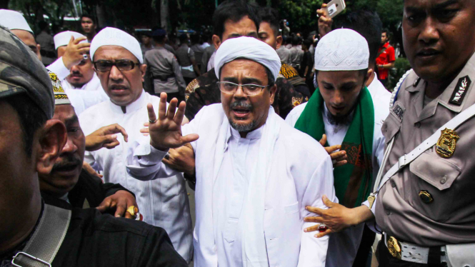Tersangka dugaan pornografi, Rizieq Syihab saat berada di Jakarta lalu.