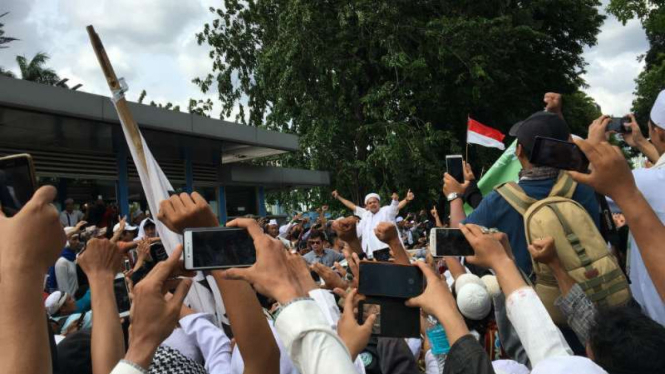 Imam Besar Front Pembela Islam (FPI), Muhamad Rizieq Shihab di Polda Metro Jaya.
