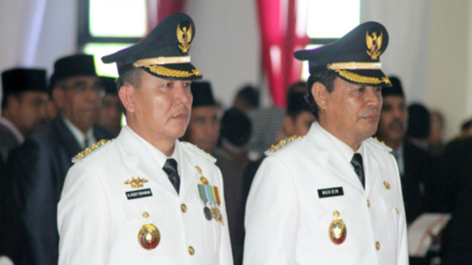 Bupati Halmahera Timur, Rudy Erawan (kiri) dan Wakil Bupati Muhdin
