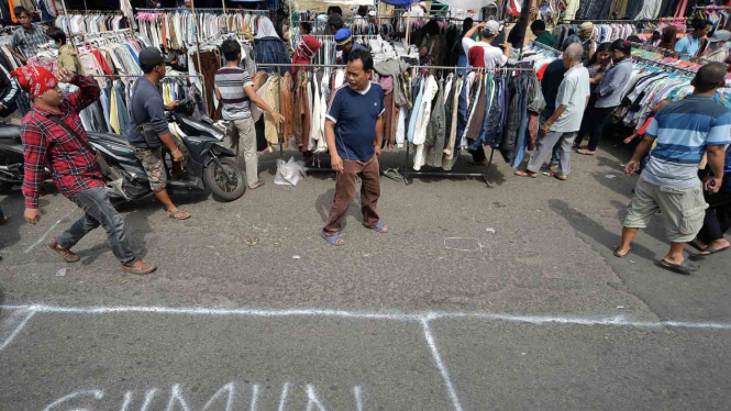 Pedagang Pasar Senen Berjualan di Pinggir Jalan