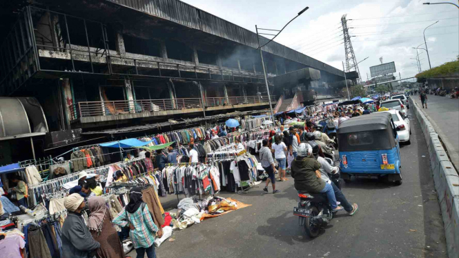 Pasca Kebakaran, Pedagang Pasar Senen Berjualan di Pinggir Jalan