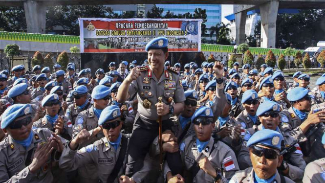 Kapolri Jenderal Tito Karnavian saat bersama para personel polisi yang ditugaskan untuk Misi Perdamaian PBB.