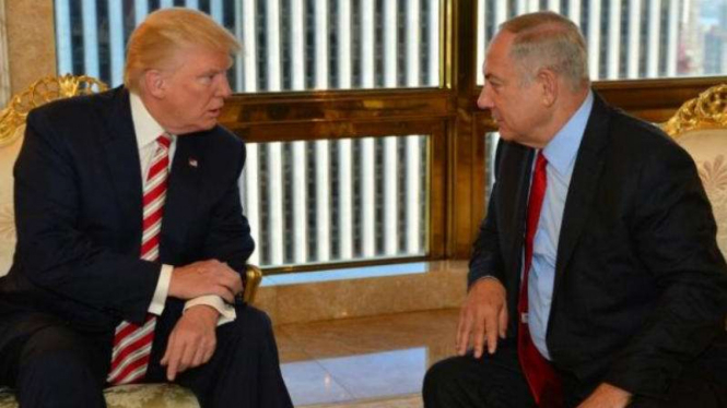 Presiden AS Donald Trump (kiri) dan PM Israel, Benjamin Netanyahu di Menara Trump, New York, AS.