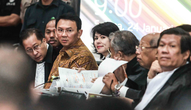 Ahok dan tim pengacaranya.