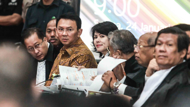 Ahok dan tim pengacaranya.