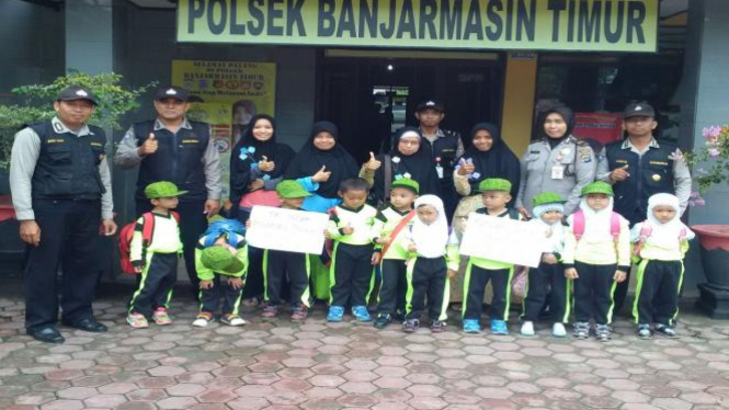 Siswa TK Madinatu At-Taqwa berfoto bersama anggota Polsek Banjarmasin Timur.