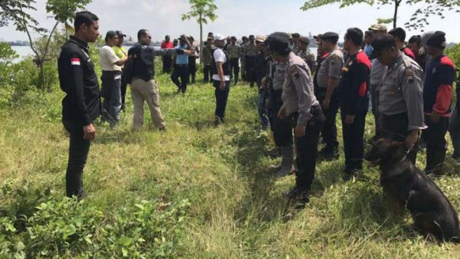Perburuan terhadap dua narapidana LP Nusakambangan yang kabur.