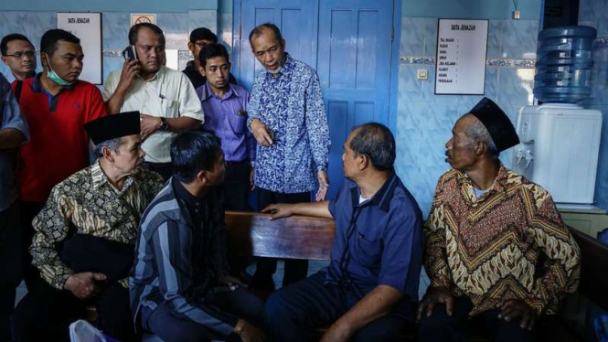 Keluarga mahasiswa yang tewas dalam kegiatan Mapala UNISI berbincang dengan Rektor UII Harsoyo (tengah) di rumah duka Rumah Sakit Bethesda, DI Yogyakarta, Selasa (24/1/2017)
