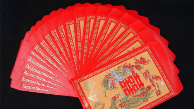 Amplop merah/angpao.